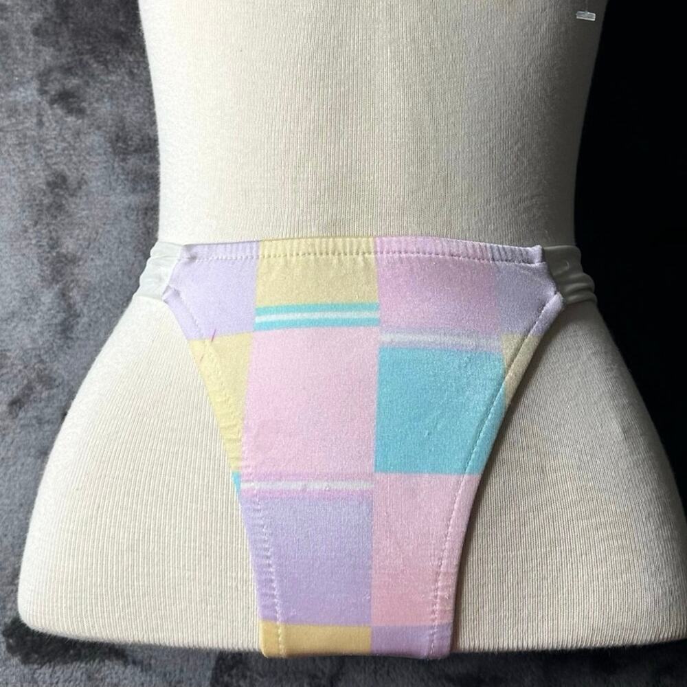 Vintage 80s/90s Bikini Swim Bottom Blue and pastel
Women’s Size XS/s
